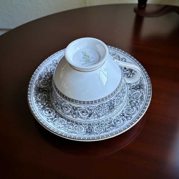 Royal Doulton Elegant White Dinner Plate - Picture 4 of 6